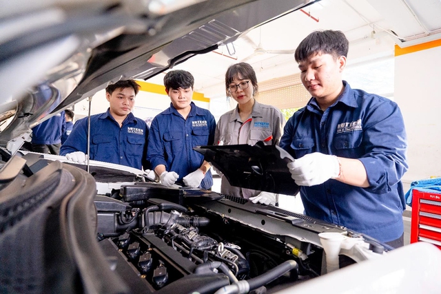 Học Công nghệ kỹ thuật ô tô kiểu Gen Z: Lăn bánh vào nghề từ năm nhất Học Công nghệ kỹ thuật ô tô kiểu Gen Z: Lăn bánh vào nghề từ năm nhất