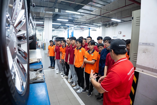 Học Công nghệ kỹ thuật ô tô kiểu Gen Z: Lăn bánh vào nghề từ năm nhất- Ảnh 2. Học Công nghệ kỹ thuật ô tô kiểu Gen Z: Lăn bánh vào nghề từ năm nhất- Ảnh 2.