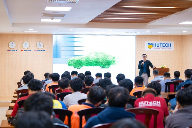 Học Công nghệ kỹ thuật ô tô kiểu Gen Z: Lăn bánh vào nghề từ năm nhất- Ảnh 3. Học Công nghệ kỹ thuật ô tô kiểu Gen Z: Lăn bánh vào nghề từ năm nhất- Ảnh 3.