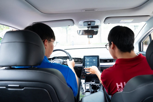 Học Công nghệ kỹ thuật ô tô kiểu Gen Z: Lăn bánh vào nghề từ năm nhất- Ảnh 4. Học Công nghệ kỹ thuật ô tô kiểu Gen Z: Lăn bánh vào nghề từ năm nhất- Ảnh 4.