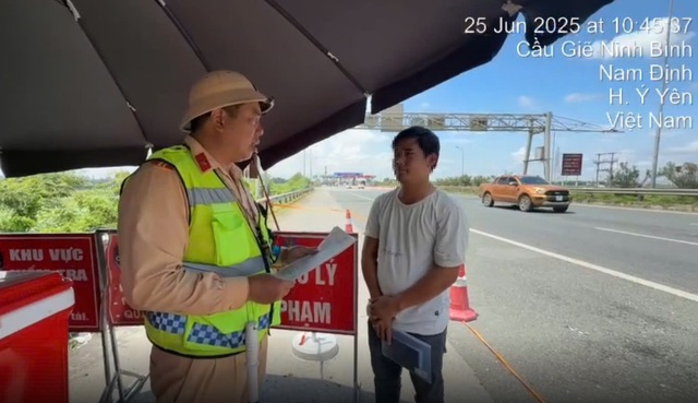 Vừa lái xe đầu kéo trên cao tốc vừa lướt TikTok Vừa lái xe đầu kéo trên cao tốc vừa lướt TikTok
