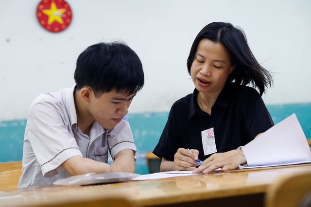 Cảm động học trò cụt tứ chi muốn tự cầm bút viết nên cuộc đời mình Cảm động học trò cụt tứ chi muốn tự cầm bút viết nên cuộc đời mình