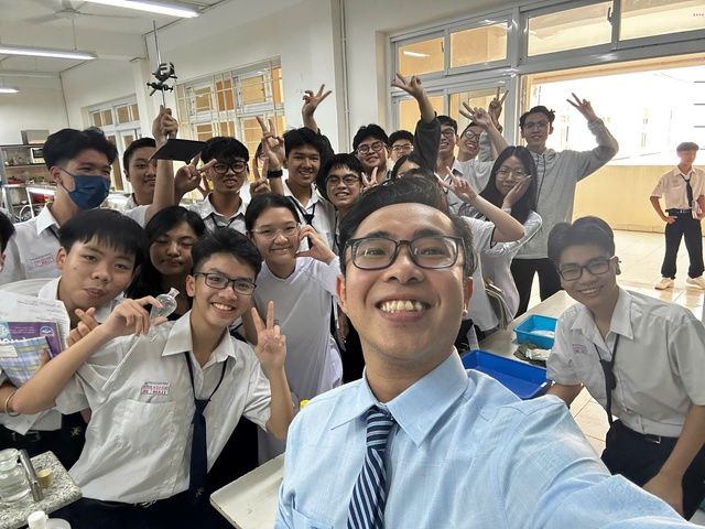 Thi tốt nghiệp THPT 2025: Hành trình chuyên chở yêu thương và trách nhiệm Thi tốt nghiệp THPT 2025: Hành trình chuyên chở yêu thương và trách nhiệm