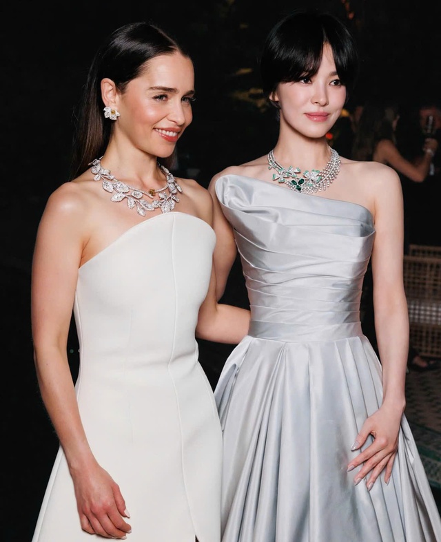 Song Hye Kyo đăng ảnh đọ sắc 'mẹ rồng' Emilia Clarke gây chú ý- Ảnh 1. Song Hye Kyo đăng ảnh đọ sắc 'mẹ rồng' Emilia Clarke gây chú ý- Ảnh 1.