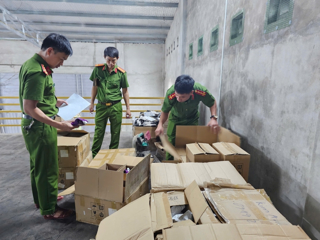 Quảng Trị: Phát hiện kho mỹ phẩm lậu hơn 2,5 tấn ở TP.Đông Hà- Ảnh 2. Quảng Trị: Phát hiện kho mỹ phẩm lậu hơn 2,5 tấn ở TP.Đông Hà- Ảnh 2.