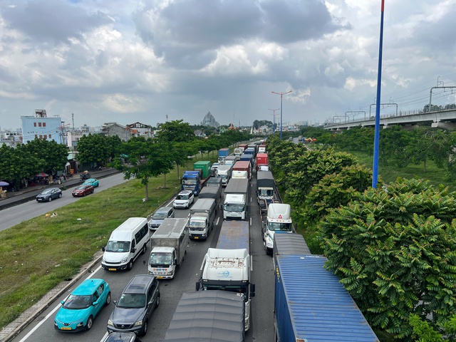 Ùn ứ tại cửa ngõ TP.HCM, dòng phương tiện ‘chôn chân’ nhiều giờ Ùn ứ tại cửa ngõ TP.HCM, dòng phương tiện ‘chôn chân’ nhiều giờ