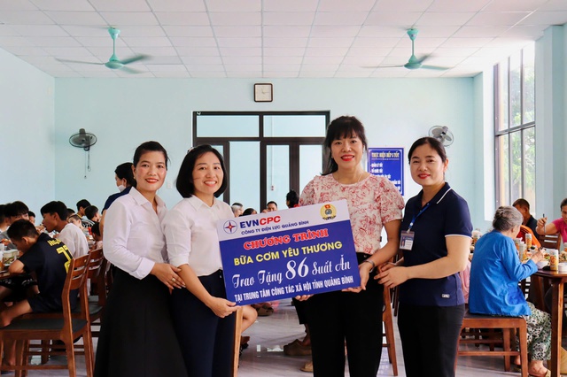 Nữ công PC Quảng Bình chia sẻ yêu thương nhân Ngày Gia đình Việt Nam Nữ công PC Quảng Bình chia sẻ yêu thương nhân Ngày Gia đình Việt Nam