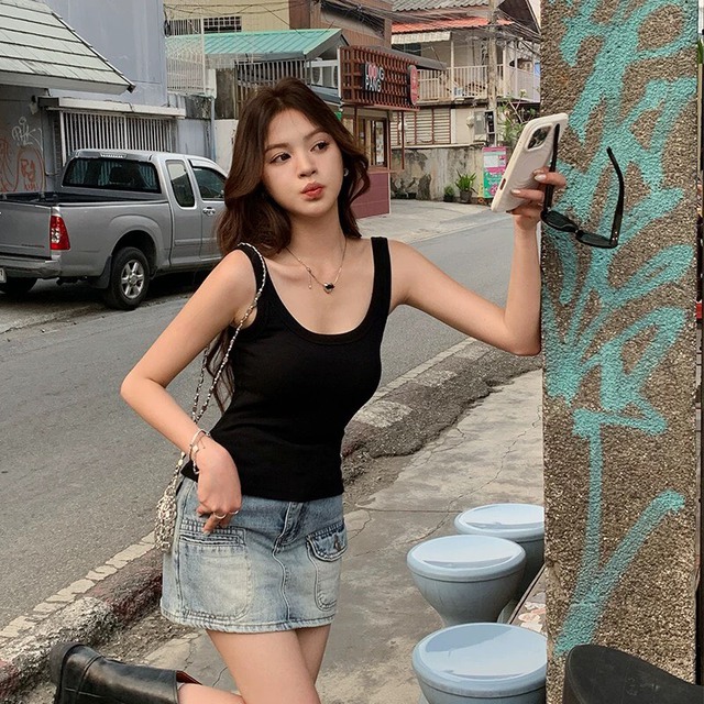 Diện áo tank top hai dây kín đáo mà vẫn ‘hút hồn’ Diện áo tank top hai dây kín đáo mà vẫn ‘hút hồn’