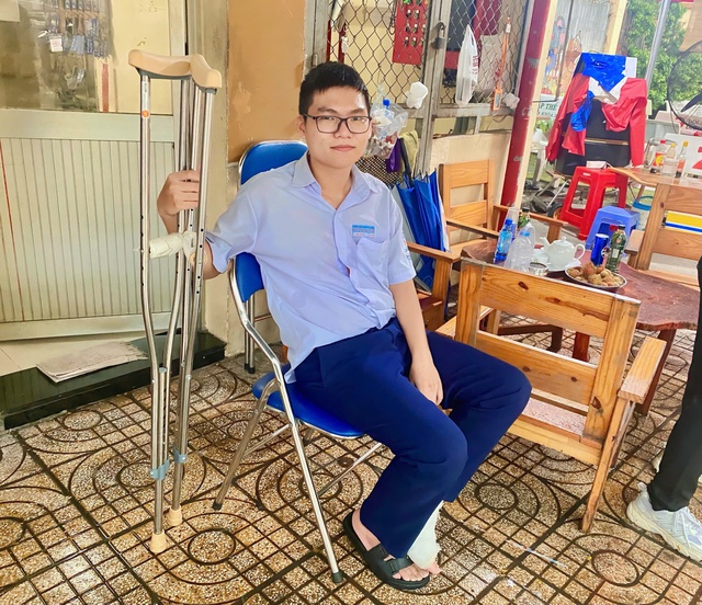 Thí sinh bị gãy chân, di chuyển bằng nạng, được tình nguyện viên tận tình hỗ trợ- Ảnh 5. Thí sinh bị gãy chân, di chuyển bằng nạng, được tình nguyện viên tận tình hỗ trợ- Ảnh 5.