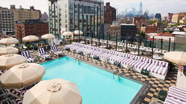 Hồ bơi trên sân thượng tại Soho House New York ở Meatpacking Hồ bơi trên sân thượng tại Soho House New York ở Meatpacking