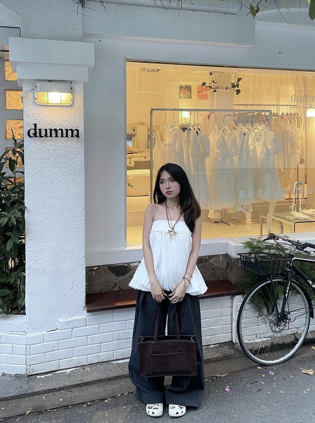 Tôn đôi chân dài miên man với quần kẻ sọc ống rộng- Ảnh 2.