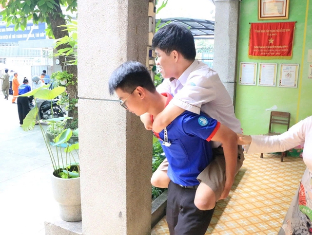 Phát cõng Lâm ra về sau giờ thi ngữ văn sáng 26.6 Phát cõng Lâm ra về sau giờ thi ngữ văn sáng 26.6