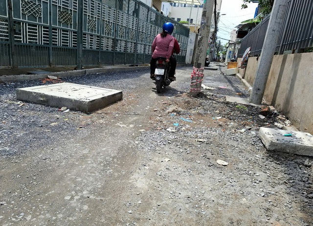 Thi c&ocirc;ng hẻm qu&aacute; l&acirc;u, đi lại kh&oacute; khăn - Ảnh 1.