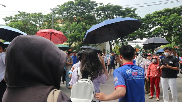 Bất kể nắng hay mưa đều có tình nguyện viên tiếp sức thí sinh Bất kể nắng hay mưa đều có tình nguyện viên tiếp sức thí sinh