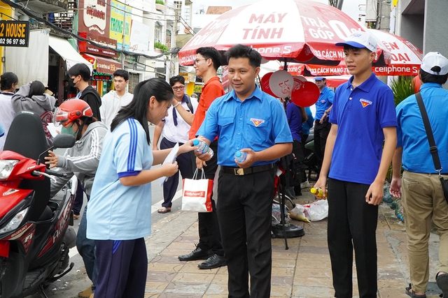 Hai anh em ruột gắn bó cùng thí sinh trong chương trình Tiếp sức mùa thi - Ảnh 1. Hai anh em ruột gắn bó cùng thí sinh trong chương trình Tiếp sức mùa thi - Ảnh 1.