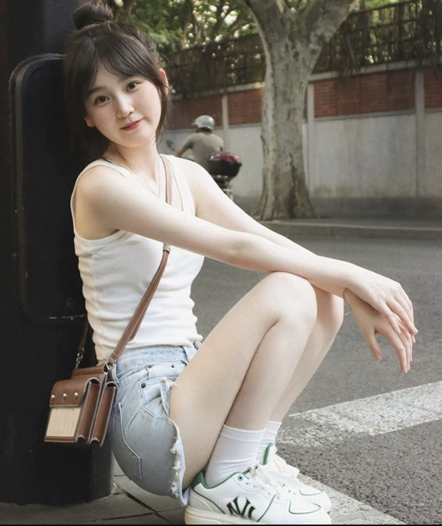 Diện áo tank top hai dây kín đáo mà vẫn ‘hút hồn’ - Ảnh 6.