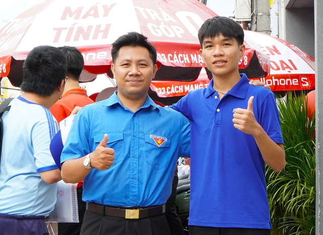 Hai anh em ruột gắn bó cùng thí sinh trong chương trình Tiếp sức mùa thi - Ảnh 2. Hai anh em ruột gắn bó cùng thí sinh trong chương trình Tiếp sức mùa thi - Ảnh 2.