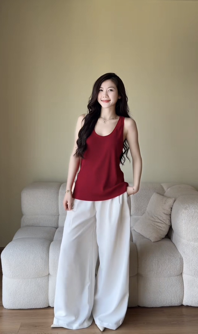 Diện áo tank top hai dây kín đáo mà vẫn ‘hút hồn’ - Ảnh 7.