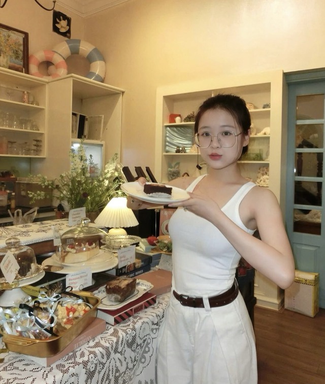 Diện áo tank top hai dây kín đáo mà vẫn ‘hút hồn’ - Ảnh 8.