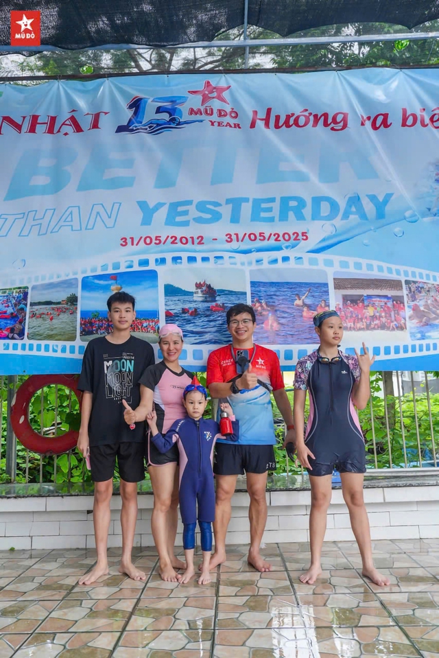Hàng trăm gia đình cùng bơi để đóng góp thắp sáng bản làng Hàng trăm gia đình cùng bơi để đóng góp thắp sáng bản làng