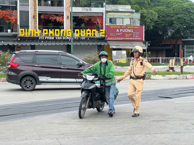 CSGT TP.HCM xử lý nhiều tài xế băng ngang đường ray xe lửa CSGT TP.HCM xử lý nhiều tài xế băng ngang đường ray xe lửa