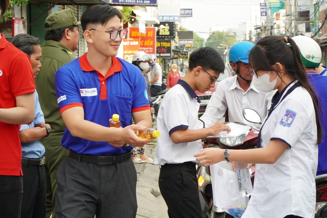 Chàng trai từng là lính kỵ binh gây ấn tượng khi tiếp sức mùa thi Chàng trai từng là lính kỵ binh gây ấn tượng khi tiếp sức mùa thi