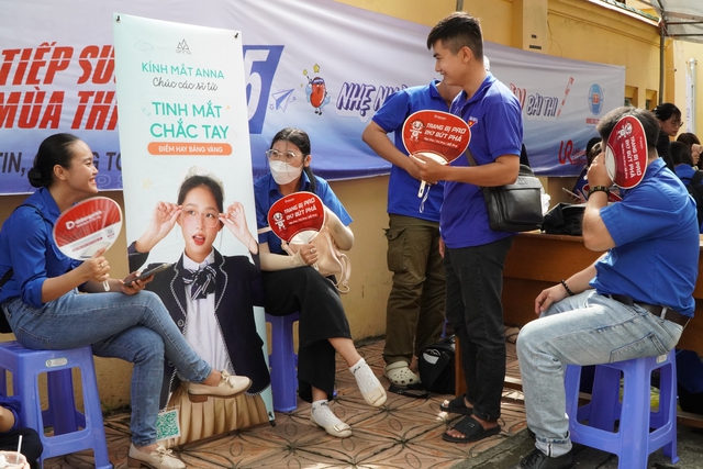 Khi thí sinh làm bài, đội tiếp sức mùa thi làm gì? - Ảnh 1.