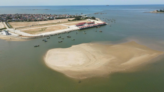 Đầu tư hàng trăm tỉ, cảng cá vẫn không ‘đón’ được tàu Đầu tư hàng trăm tỉ, cảng cá vẫn không ‘đón’ được tàu