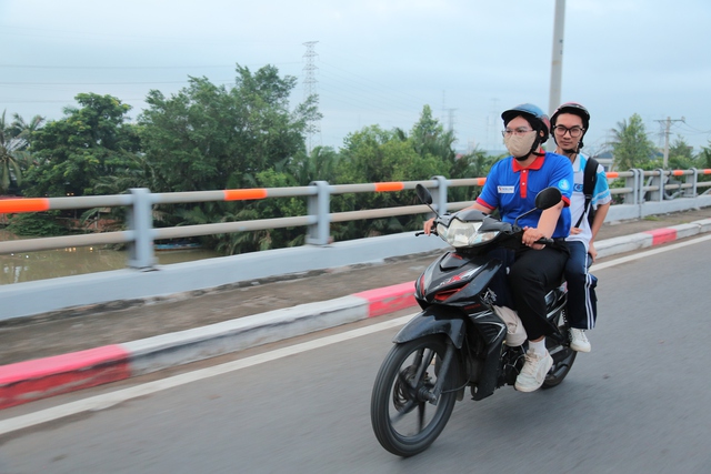 TỰ HÀO CHIẾN SĨ NTTU - VƯỢT 25KM ĐƯA SĨ TỬ ĐẾN ĐIỂM THI