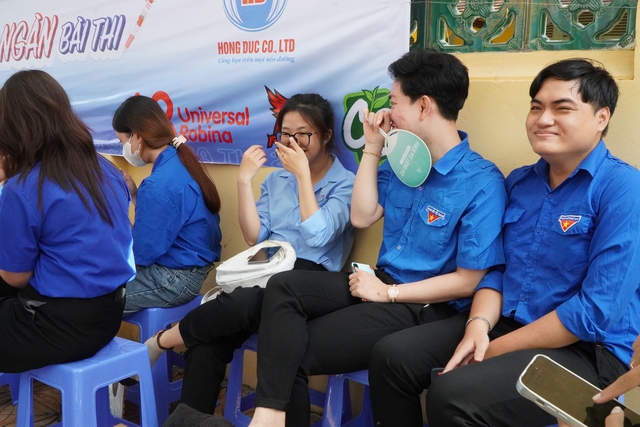 Khi thí sinh làm bài, đội tiếp sức mùa thi làm gì? - Ảnh 4.