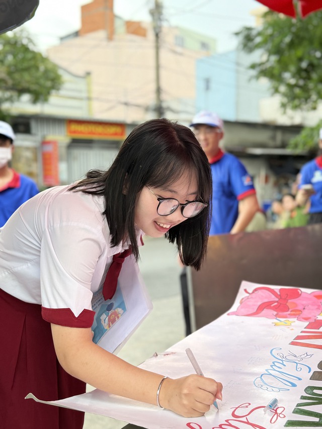 Thí sinh thêm tự tin nhờ được tiếp sức tinh thần ấn tượng - Ảnh 2.