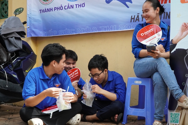 Khi thí sinh làm bài, đội tiếp sức mùa thi làm gì? - Ảnh 3.