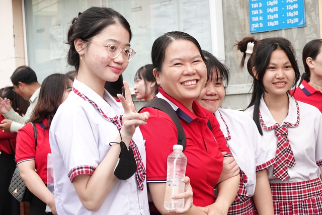 'Độc nhất' miền Tây: Thầy cô bền bỉ tiếp sức mùa thi suốt 30 năm - Ảnh 4.
