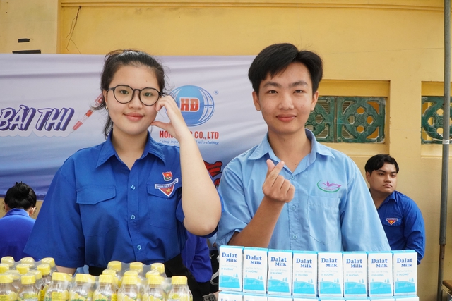 Khi thí sinh làm bài, đội tiếp sức mùa thi làm gì? - Ảnh 2.