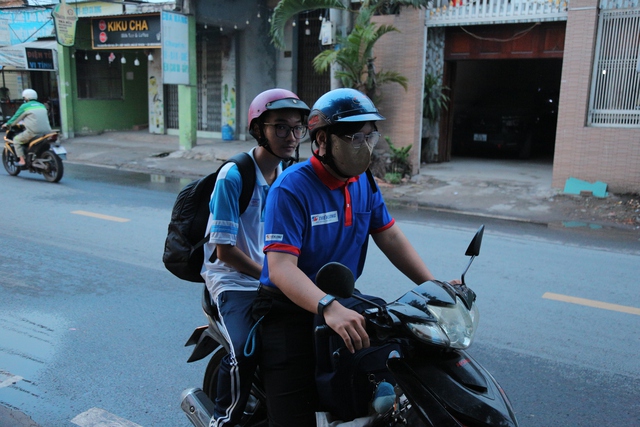 Từ 4 giờ 30 sáng di chuyển 25km đến nhà đưa thí sinh khó khăn đi thi - Ảnh 4.