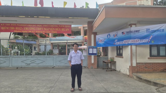 Thí sinh duy nhất thi xong không về nhà và ước mơ 'phải mặc áo blouse' - Ảnh 2.