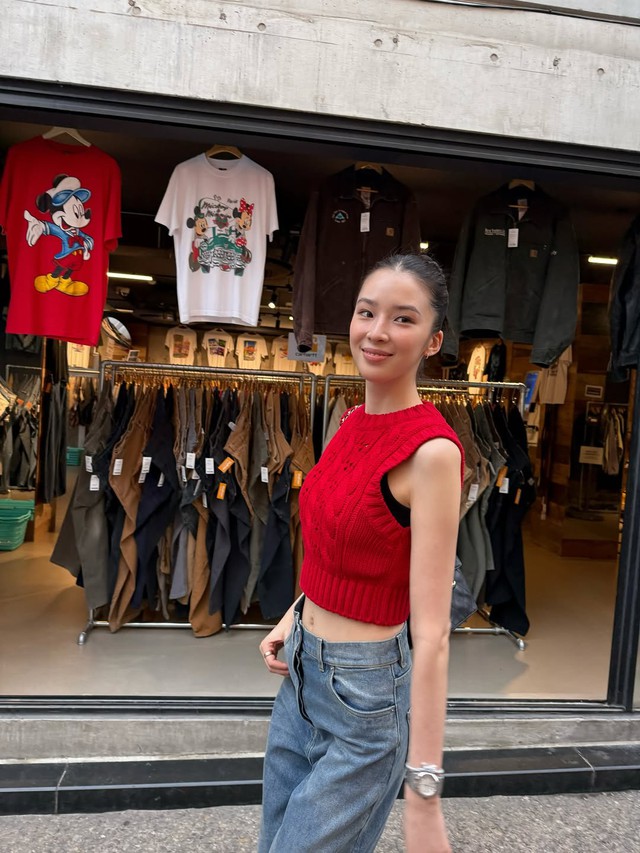 Những mẫu áo trẻ trung phù hợp với quần jeans xanh - Ảnh 2.