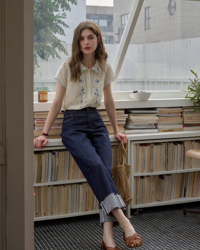 Những mẫu áo trẻ trung phù hợp với quần jeans xanh - Ảnh 4.