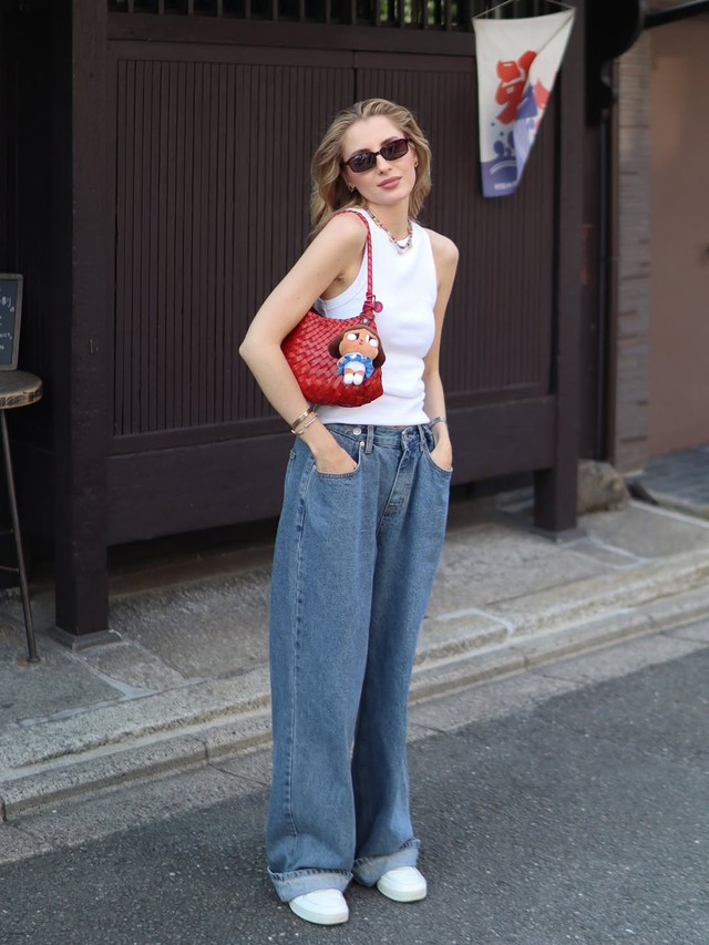 Những mẫu áo trẻ trung phù hợp với quần jeans xanh - Ảnh 3.