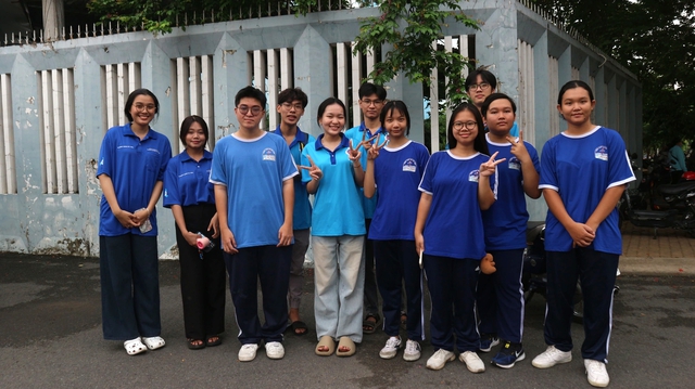 Học sinh THPT tiếp sức thí sinh với máy tính và vật dụng cần thiết - Ảnh 5.