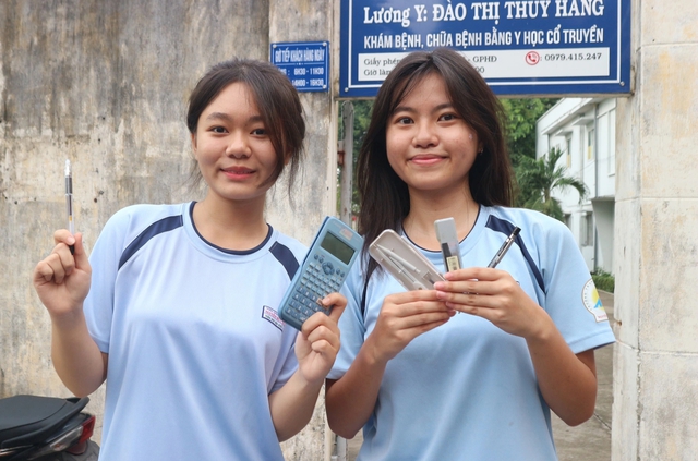 Học sinh THPT tiếp sức thí sinh với máy tính và vật dụng cần thiết - Ảnh 4.