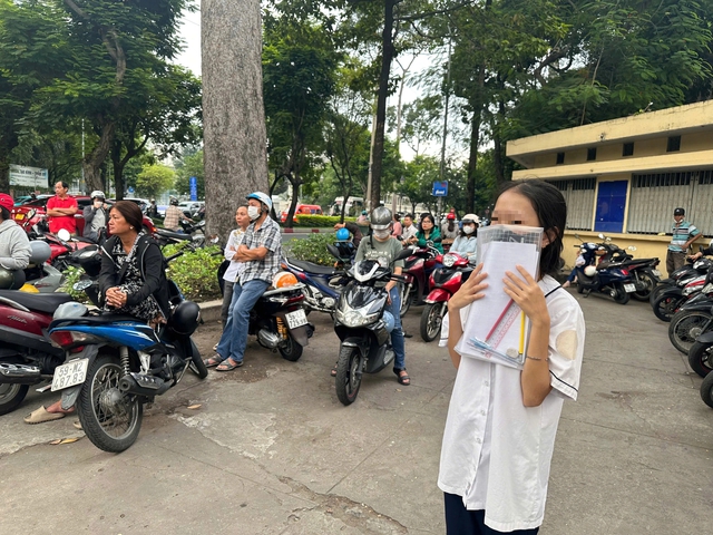 Thi tốt nghiệp THPT: Có thí sinh qua quên phiếu báo dự thi, nay quên CCCD - Ảnh 1.