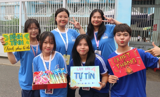 Tình nguyện viên kể phút 'thót tim' chạy về nhà mang giấy tờ cho thí sinh - Ảnh 5.