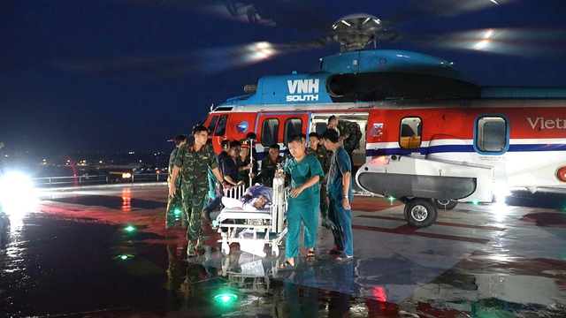 Trực thăng bay xuyên đêm cấp cứu ngư dân ở đảo Tiên Nữ- Ảnh 1. Trực thăng bay xuyên đêm cấp cứu ngư dân ở đảo Tiên Nữ- Ảnh 1.