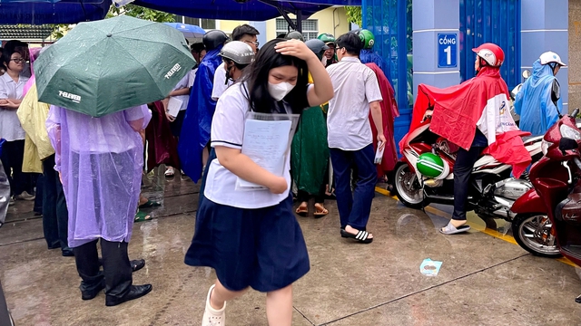 Thi tốt nghiệp THPT 2025: Thí sinh đội mưa về buồn rượi vì đề toán khó - Ảnh 3.