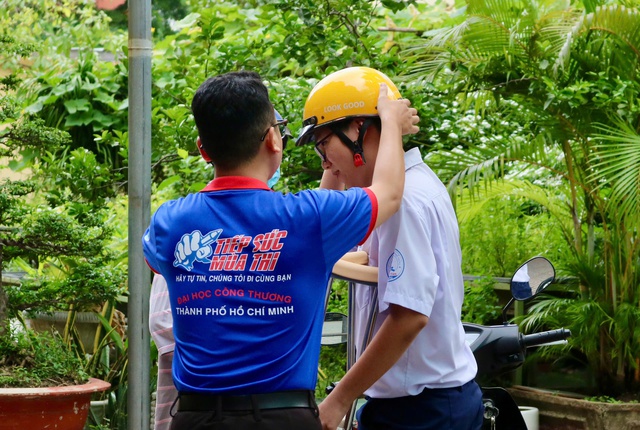 Thí sinh bị gãy chân, di chuyển bằng nạng, được tình nguyện viên tận tình hỗ trợ- Ảnh 2. Thí sinh bị gãy chân, di chuyển bằng nạng, được tình nguyện viên tận tình hỗ trợ- Ảnh 2.