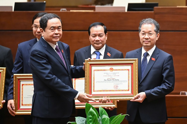 Tặng bằng khen cho trưởng , phó đoàn đại biểu Quốc hội có thành tích xuất sắc - Ảnh 1.