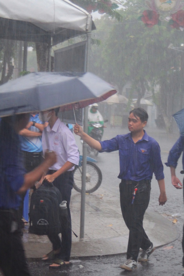 Thi tốt nghiệp THPT 2025: Thí sinh đi nhầm điểm thi tốt nghiệp THPT cách 30 km- Ảnh 2. Thi tốt nghiệp THPT 2025: Thí sinh đi nhầm điểm thi tốt nghiệp THPT cách 30 km- Ảnh 2.