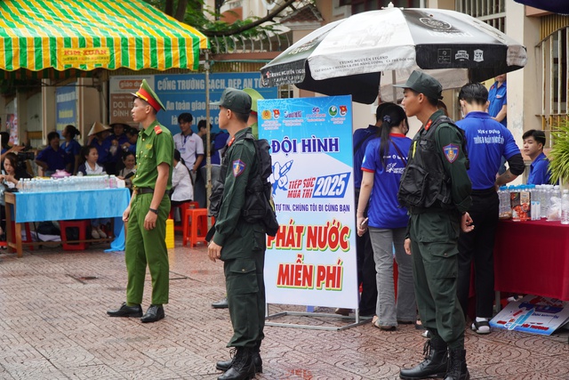 Vĩnh Long: Tình nguyện viên trú mưa 'gặm bánh mì' trong lúc thí sinh thi- Ảnh 3.