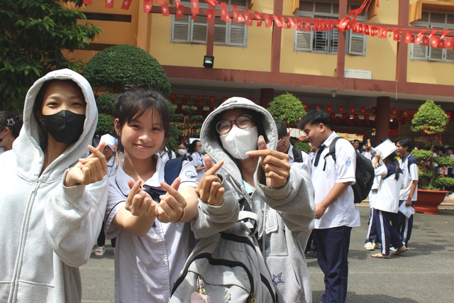 Học thuộc lời Tổng bí thư Tô Lâm, thí sinh mừng rỡ viết văn tốt nghiệp THPT - Ảnh 2. Học thuộc lời Tổng bí thư Tô Lâm, thí sinh mừng rỡ viết văn tốt nghiệp THPT - Ảnh 2.